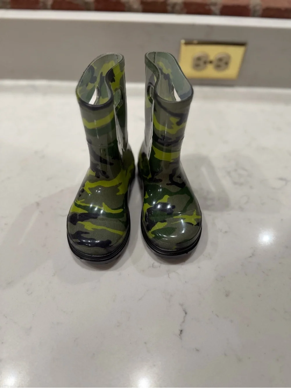 Kids Waterproof Camo Rain Boots with Easy Pull Handles - Green Camo